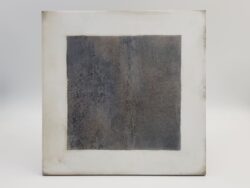 Kafelki dekoracyjne - Peronda Harmony Maison Decor 22,3x22,3 cm. Dekor ceramiczny na podłogę i ścianę z matową, postarzana powierzchnią i czarnym, szarym kwadratem na białym tle.