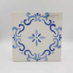 Glazura we wzory - Peronda Harmony MESTRAL FLOWER 22,3x22,3 cm. Śliczne kafelki ceramiczne z niebieskim wzorem na białej, matowej powierzchni.
