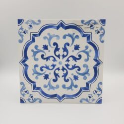 Kafle we wzory - Peronda Harmony MESTRAL ROSETTE 22,3x22,3 cm. Hiszpańskie kafelki do kuchni, łazienki z biało niebieskim wzorem na matowej powierzchni.