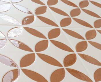 Płytki dekoracyjne, 3D - Peronda Harmony Mayari Clay Petals LT 22,3x22,3 cm. Kafle na podłogę i ścianę z połyskującym wzorem kwiatowym w kolorze gliny.