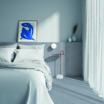 Płytki ścienne lastryko - Peronda Harmony SENSA BLUE SP 90X90 R. Sypialnia z kaflami lastryko - niebieskimi na podłodze i ścianie w kwadratowym dużym formacie 90x90 cm.