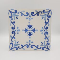Peronda Harmony MESTRAL GARDEN 22,3x22,3cm, Płytki ceramiczne we wzorki biało - niebieskie z motywem roślinnym.