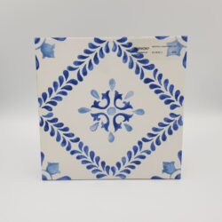 Płytki ze wzorami - Peronda Harmony MESTRAL DIAMOND 22,3x22,3 cm. Matowa płytka z białą powierzchnią i niebieskim wzorem na podłogę i ścianę.