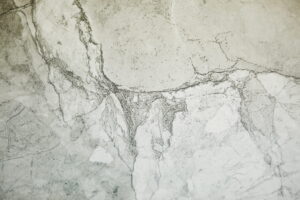 Gres imitacja marmuru powierzchnia - Peronda Museum DREAMY ROAD SP/100X100/R. Widok na strukturę powierzchni płytki, wykonanej w technologii SHAPED (żłobienia).