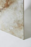 Gres kryształowy - Peronda Musuem Crystal Thunder ep 60x120 cm. Eleganckie kafle z błyszczącą powierzchnią i efektem kryształu kwarcu z żyłkami w odcieniach szarości i brązu.