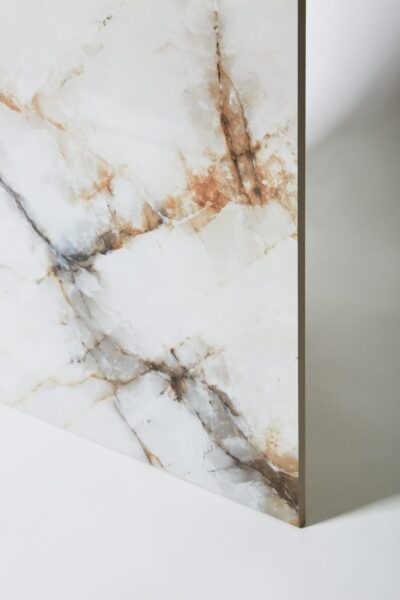 Kafelki kryształowe - Peronda Musuem Crystal White ep 60x120 cm. Białe, hiszpańskie płytki gresowe, imitujące kryształ na podłogę i ścianę.