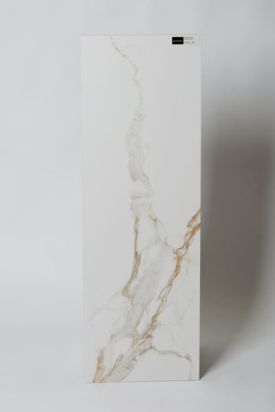 Płytka biała marmur - Peronda Museum PRALINE GOLD SP/33,3X100/R. Płytka w podłużnym formacie 33,3x100cm z karmelowym i szarym żyłkowaniem, uzupełniona o rowki na matowej powierzchni.