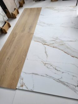 Płytki imitacja marmuru i drewna - Museum Praline, Grow