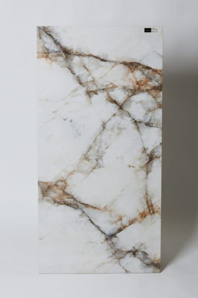 Płytki kryształowe - Peronda Musuem Crystal White ep 60x120 cm. Kafle na podłogę i ścianę z błyszczącą, białą powierzchnią z brązowymi i szarymi żyłkami.