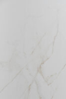 Płytki marmur ze złotem - Peronda Museum DUAL WHITE NT/60X120/R. Płytka do łazienki z delikatnymi złotymi i szarymi żyłkami na białej, matowej powierzchni.