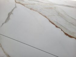 Płytki marmur ze złotem - Peronda Museum Praline Gold. Płytki 120x60 cm, pokryte delikatnymi rowkami