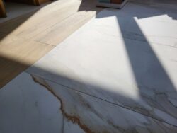 Płytki marmurowe i drewnopodobne - Museum Praline, Grow