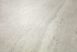 Powierzchnia płytki imitującej kamień z widocznymi żłobieniami, shaped - Peronda Museum Strond Cloud Sp