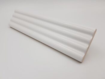 Białe lamele ceramiczne - Equipe Costa Nova Onda White 5x20cm. Małe płytki ceramiczne, ścienne z powierzchnią w połysku, 3D.