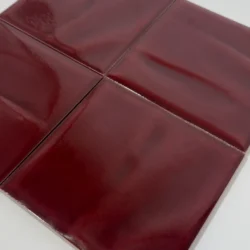 Błyszczące bordowe płytki kwadratowe 3d CERASARDA Porto Rotondo 15x15 cm. Kafelki ze strukturą trówjwymiarową