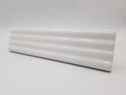 Kafelki 3D białe - Equipe Costa Nova Onda White 5x20cm. Białe lamele ceramiczne w małym formacie do stosowania na ścianie.
