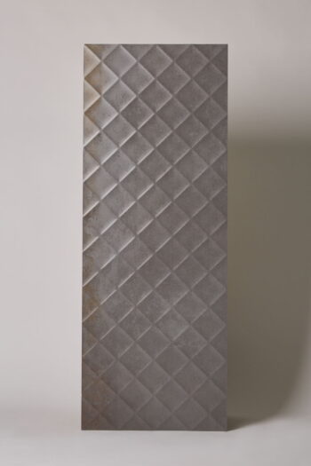 Płytki 3D - LOVE Metallic chess iron 45x120 cm. Płytki na ścianę, trójwymiarowe w matowym wykończeniu powierzchni i szarym kolorze.