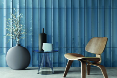 Płytki dekoracyjne błękitne na ścianę do salonu, Peronda Harmony BOW AZURE 15X45cm. Płytki ozdobne przypominające dachówki z charakterystycznym wygięciem i błyszczącą powierzchnią.