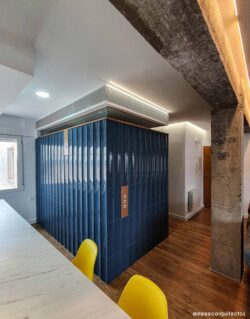 Płytki dekoracyjne na ścianę - Peronda Harmony BOW AZURE 15X45cm. Płytki kuchenne, błyszczące, błękitne, przypominające dachówkę.