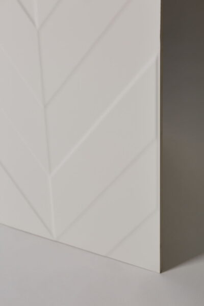 Płytki łazienkowe białe - MARCA CORONA 4D chevron white 40x80cm. Kafelki dekoracyjne białe na ścianę z trójwymiarowym wzorem w jodełkę (chevron) od włoskiego producenta Marca Corona.