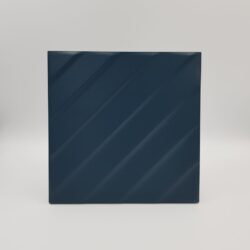 Płytki ścienne 3D - MARCA CORONA 4D diagonal deep blue 20×20 cm. Ciemnoniebieskie płytki z matową trójwymiarową powierzchnią na ścianę.