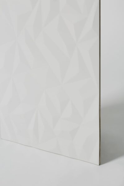 Płytki strukturalne białe - Ape Silk Ole White 40x120 cm. Hiszpańska płytka 3D na ścianę z matową powierzchnią.
