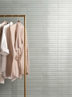 Płytki trójwymiarowe szare błyszczące ścienne Marca Corona Miniature Rima Piuma 6x24