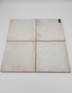 Białe płytki retro - Peronda Fs WABI 33x33 cm. Kwadratowe, bazowe płytki z efektem zużycia na podłogę i ścianę.