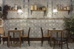 Restauracja z hiszpańskimi kafelkami Peronda Fs Roots na podłodze i ścianie oraz Peronda FS Raku Blue na ścianie