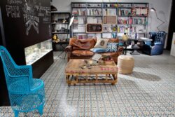 Kafelki w geometryczne wzory - Peronda Fs Original FS-4 45x45 cm. Kolorowe płytki vintage na podłodze w salonie