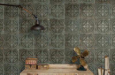 Kafelki w starym stylu - Peronda Fs SAJA-N 33×33 cm. Ściana z płytkami dekoracyjnymi, ciemnozielonymi, przypominającymi dawne kafle piecowe.