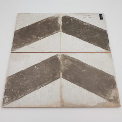 Patchworkowe płytki - Peronda Fs Wabi Arrow 33x33 cm. Postarzane płytki ze sztucznymi spoinami oraz matową powierzchnią z brązowym wzorem.