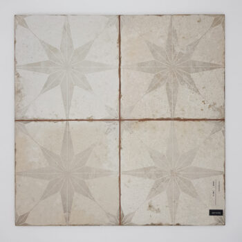 Płytki gwiazdy białe - Peronda Fs Star White 45x45 cm. Kwadratowe płytko na ścianę i podłogę z matową postarzaną powierzchnią zw wzorem w białe, szare gwiazdki.