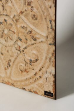 Płytki ozdobne 3D - Peronda Fs SAJA-B 33x33 cm. Beżowa płytka dekoracyjna, postarzana, z ornamentem na podłogę i ścianę. Płytki przypominające stare kafle piecowe.