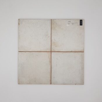 Płytki retro białe - Peronda Fs WABI 33x33 cm. Kwadratowe płytki z białą, starzoną powierzchnią w macie na podłogę i ścianę.