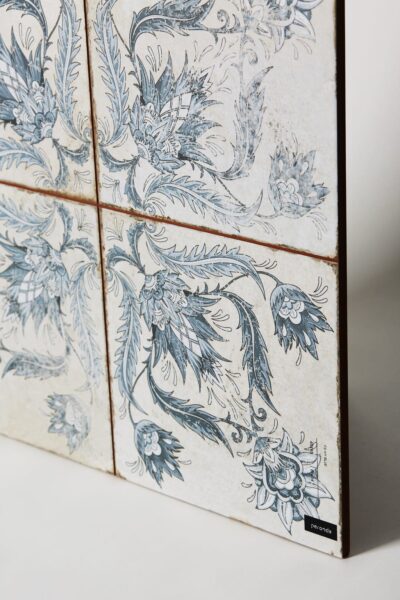 Płytki retro motyw roślinny - Peronda Fs IVY BLUE. Płytka ceramiczna z biało - niebieskim w rozmiarze 45x45cm ze sztucznymi fugami i efektem postarzenia.
