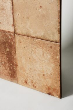 Peronda Fs ALORA 45x45 - płytki w stylu rustykalnym Hiszpańskie kafle w różnych odcieniach brązu i beżu na podłogę i ścianę.
