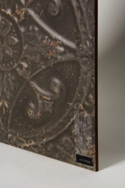 Stare kafelki ceramiczne - Peronda Fs SAJA-N. Hiszpańska, ciemnozielona fliza z ornamentem w kwadratowym formacie 33x33 cm. Postarzane kafelki przypominające kafle piecowe.