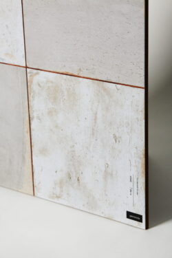 Szachownica kafelki - Peronda Fs Checker Silver 45x45 cm. Biało - szara płytka ze wzorem w szachownicę i śladami użytkowania - upływu czasu.