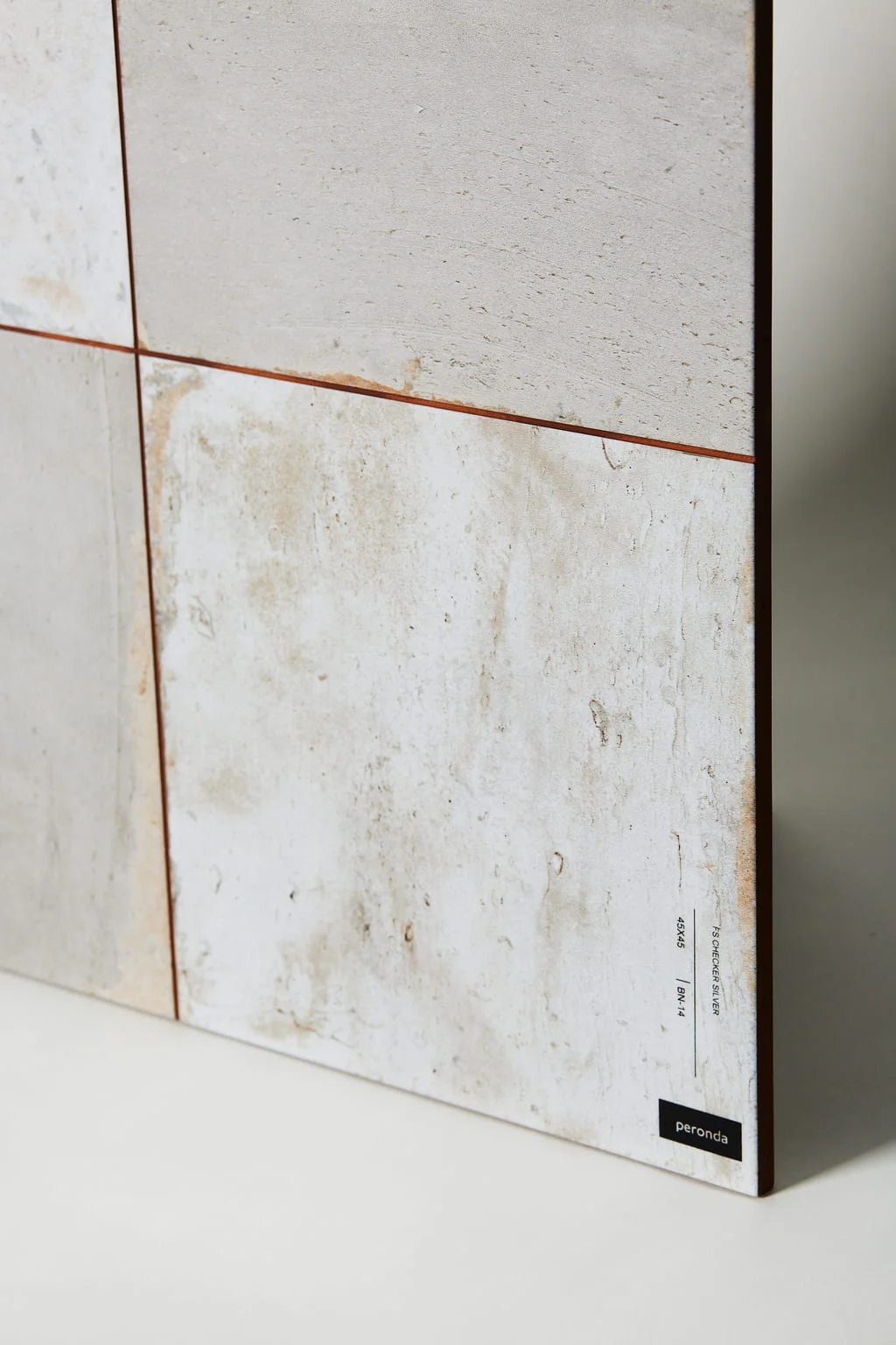 Szachownica kafelki - Peronda Fs Checker Silver 45x45 cm. Biało - szara płytka ze wzorem w szachownicę i śladami użytkowania - upływu czasu.