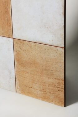 Szachownica płytki - Peronda FS Checker sand 45x45cm. Kafel w biało - beżową (piaskową) szachownicę z widocznymi przetarciami.