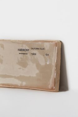 Beżowoszare płytki cegiełki - Harmony California Taupe 7.5x30cm. Błyszczące kafelki ceramiczne na ścianę do kuchni lub łazienki.