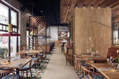 Restauracja z beżowymi, kremowymi płytkami cegiełkami na ścianie - Marazzi Lume Pink lx 6x24