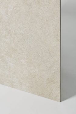 Gres imitacja kamienia - SINTESI Ecoproject beige. Beżowa płytka gresowa w rozmiarze 60x60 cm na podłogę i ścianę z efektem kamienia. Włoskie płytki do łazienki, salonu, kuchni.