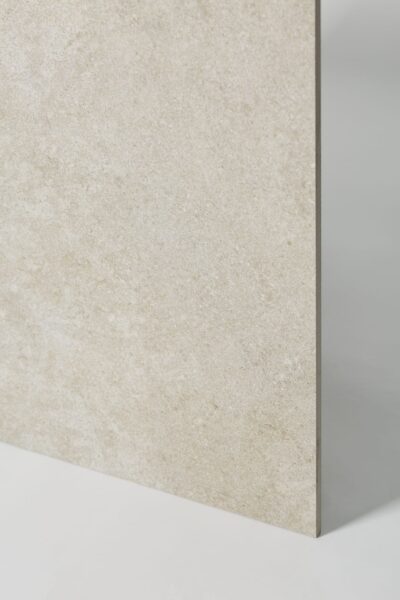 Gres imitacja kamienia - SINTESI Ecoproject beige. Beżowa płytka gresowa w rozmiarze 60x60 cm na podłogę i ścianę z efektem kamienia. Włoskie płytki do łazienki, salonu, kuchni.