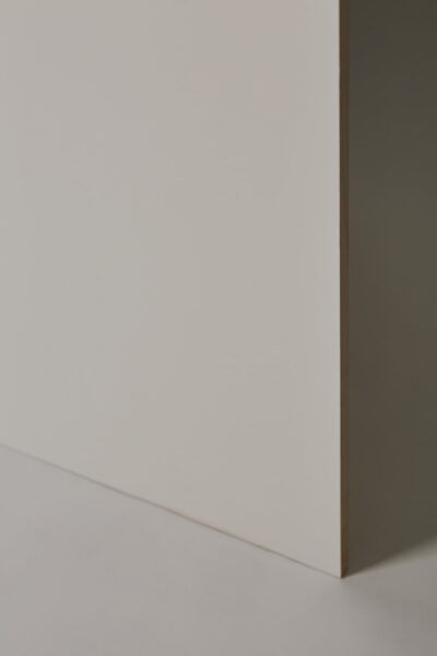 Białe matowe płytki ścienne - APE Silk oh la la white 40×120 cm. Biała, hiszpańska płytka łazienkowa na ścianę w matowym wykończeniu.