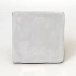 Białe płytki kwadratowe, rustykalne - Harmony HANA WHITE 12x12 cm. Powierzchnia błyszcząca, lekko nieregularna.