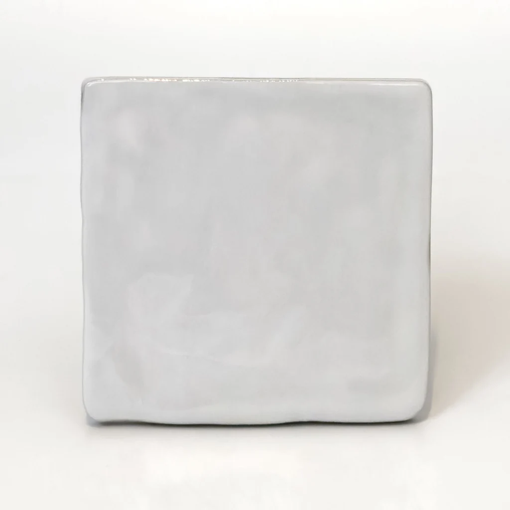 Białe płytki kwadratowe, rustykalne - Harmony HANA WHITE 12x12 cm. Powierzchnia błyszcząca, lekko nieregularna.