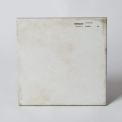 Białe płytki retro - Peronda Harmony Lenos Plain 22,3x22,3 cm. Kafelki w starym stylu ze śladami użytkowania na podłogę i ścianę.