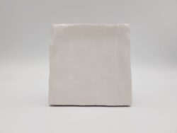 Płytki kwadratowe 10x10 - Harmony Riad white. Białe kafelki ceramiczne na ścianę z nierówną powierzchnią w połysku.